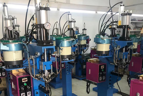 1678938698151869.jpg 2023-3-16 鉚釘機(jī)中空心鉚釘?shù)奶攸c(diǎn).jpg