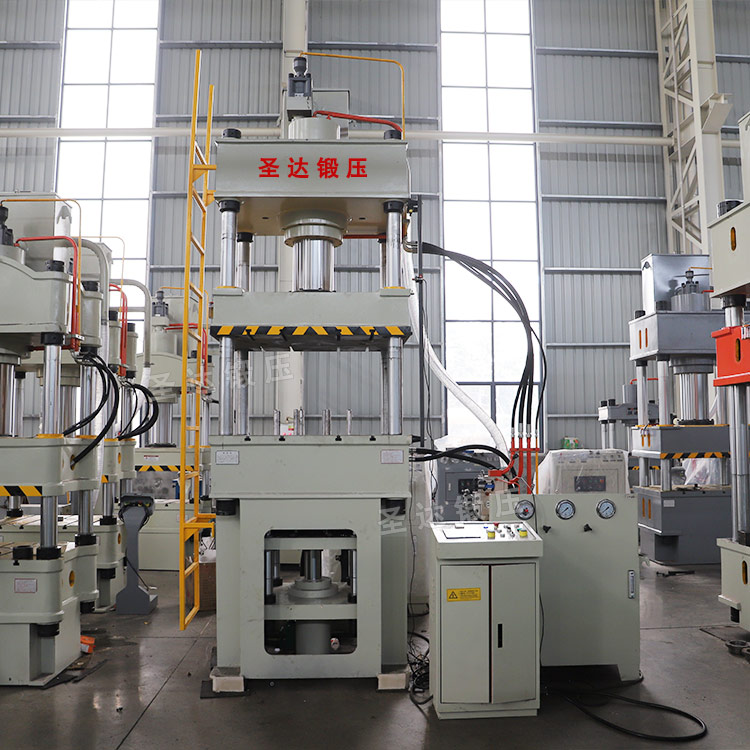 200噸四柱液壓機(jī)車(chē)間實(shí)物 200噸四柱液壓機(jī)車(chē)間實(shí)物