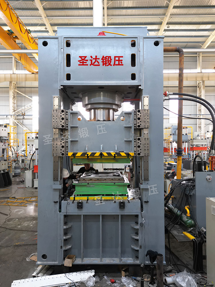 800噸BDF地埋式水箱板液壓機(jī) 800噸BDF地埋式水箱板液壓機(jī)