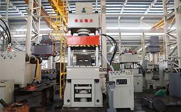 三梁四柱液壓機簡述（結(jié)構(gòu)、特點、參數(shù)及配置）