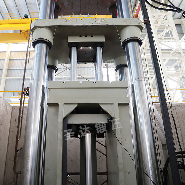 800噸四梁四柱液壓機機身細節(jié) 800噸四梁四柱液壓機機身細節(jié)