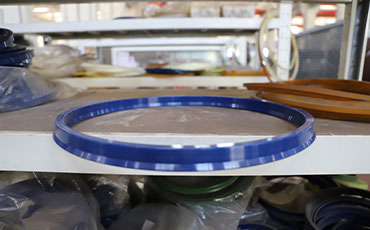 四柱液壓機(jī)如何更換油封？